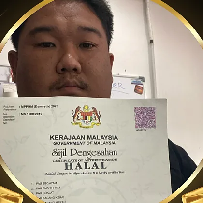 Encik Hairel of EZ Soy Bentong Enterprise with his certificate
