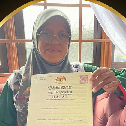 Puan Zaleha of Persada Watan Enterprise with her certificate